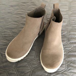 BLONDO Flora Waterproof Mushroom Gray Sporty Lug Sole Suede Rain Bootie 8.5